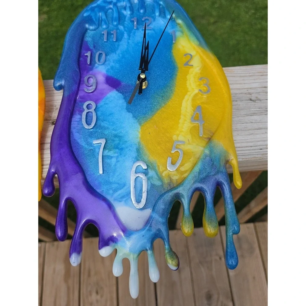 Handmade Resin Dripping Clocks.   1017